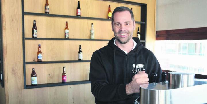 Über vier Zapfhähne wird frisches «Drüüklang Bräu»-Bier ausgeschenkt – Stefan Stutz freut sich darauf. Bild: Roger Wetli