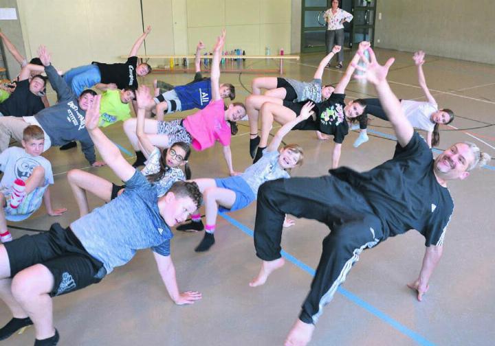Die Mittelstufe trainiert schwebend das Hip-Hop-Tanzen und hat sichtlich Spass dabei. Bilder: as