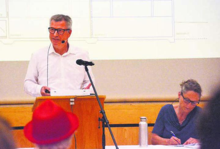 Nur wenige Fragen werden an diesem Abend gestellt: Kuno Schumacher und Gemeinderätin Barbara Weber führen souverän durch die Infoveranstaltung. Bild: Celeste Blanc