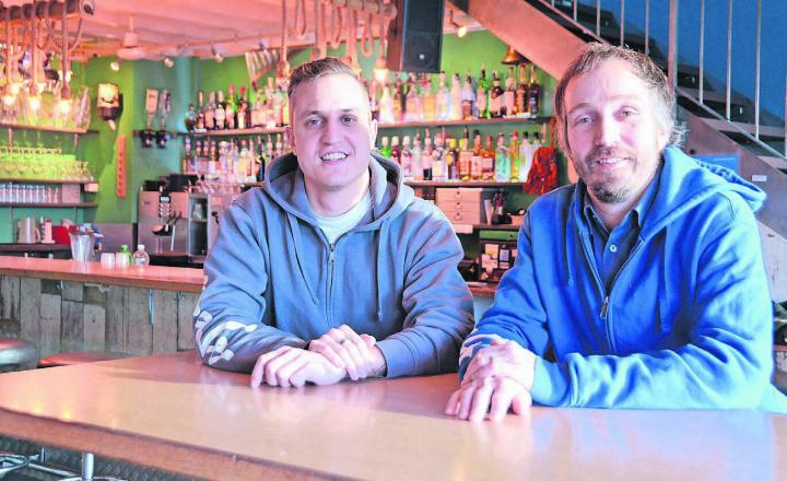 Hans-Peter Budmiger (rechts) übergibt «sein» «Wave» an Manuel Staubli und ist froh, dass damit die Geschichte der Café-Bar weitergeschrieben wird. Staubli freut sich auf die neue Herausforderung. Bild: Annemarie Keusch