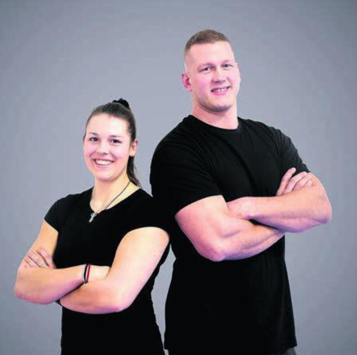 Karateka Angela Felber und Schwinger Pirmin Reichmuth eröffnen eine Physiotherapie-Praxis. Bild: zg