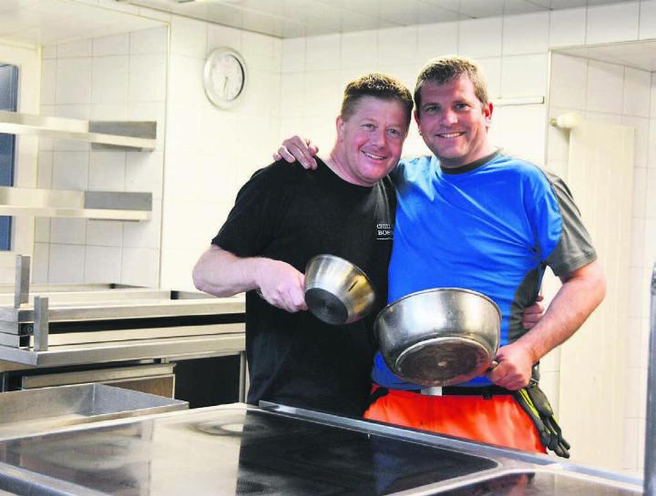 Die Freude, dass in der Küche des «Hirschen» bald wieder gekocht wird, ist gross bei «Löwen»-Wirt Peter Wyrsch (links) und Bünzens Gemeindeammann Marcel Riesen. Bild: Annemarie Keusch