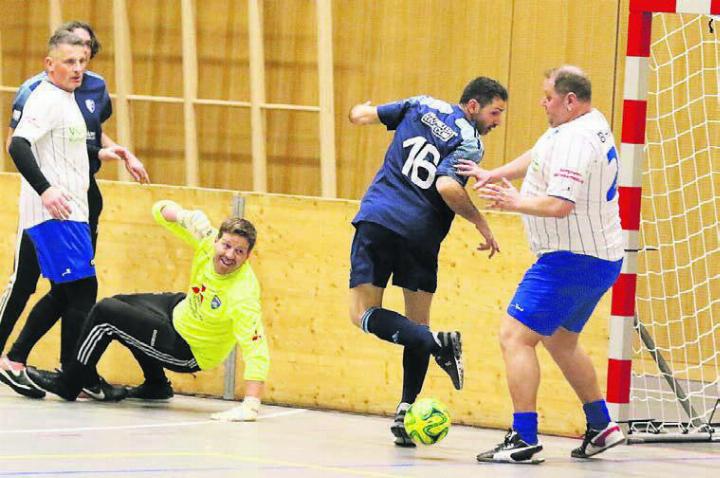 Othmarsingen (in Weiss) versucht Offensivkünstler Sergio Colacino (Nummer 16) zu bändigen.