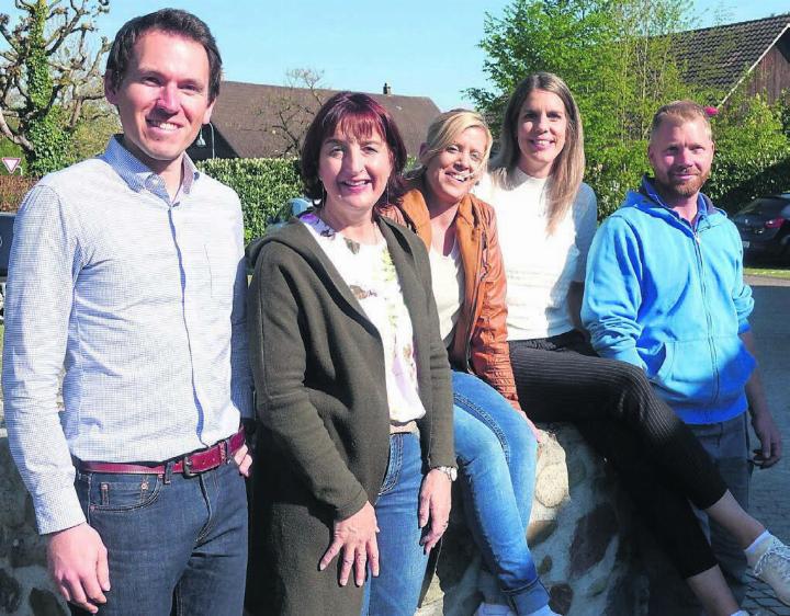 Das fünfköpfige OK-Team freut sich auf das «Brunnenfäscht», von links: Lorenz Staubli, Doris Haas, Katja Odermatt, Julia Huber und Florian Kämpf hoffen jetzt, dass das Wetter beim Fest mitspielt. Bild: Susanne Schild