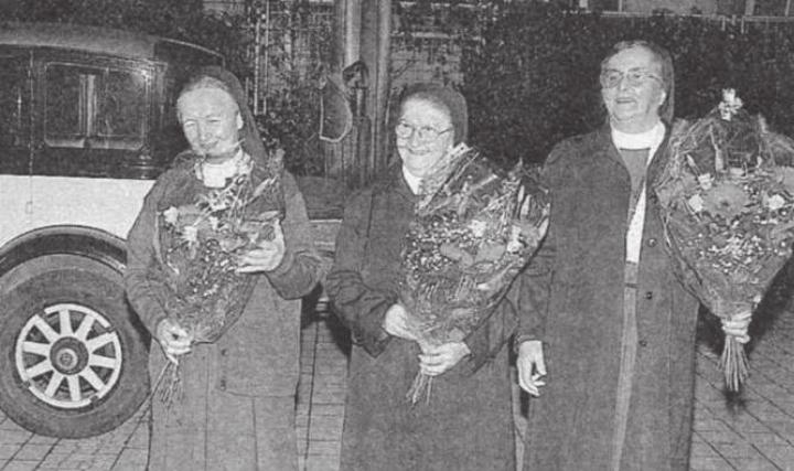 Die scheidenden Schwestern Irmgild Egli, Walburgis Tuderus und Pia-Rita Meile (von links) treffen im Oldtimer beim Abschiedsfest ein. Bild: Archiv