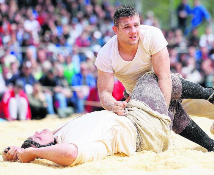 In Muri zu Hause, bei der Ringerstaffel Freiamt im Vorstand: Roman Zurfluh ist auch ein sackstarker Schwinger. Hier bodigt er Nick Alpiger und nimmt den Eidgenossen so aus dem Rennen für den Festsieg. Bild: Freshfocus