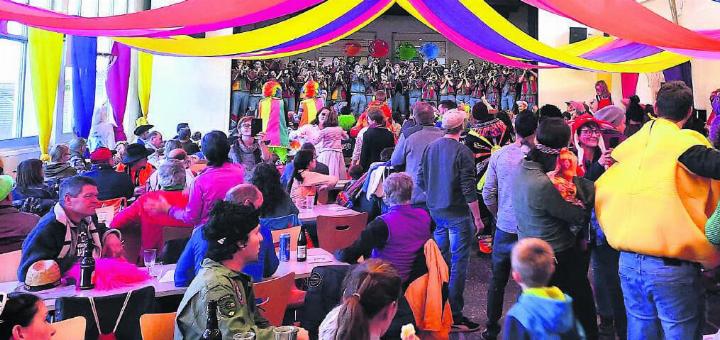 In der Turnhalle wird weiter gefeiert. Die «Lindenberggeischter» sorgen für die musikalische Unterhaltung. Bilder: Susanne Schild / zg