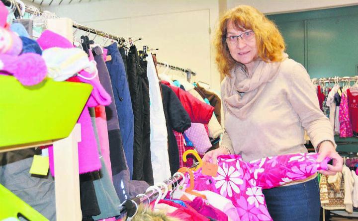 Kaum gekauft, passen die Kleider den Kindern nicht mehr. Deshalb landen viele Kinderkleider ungebraucht oder kaum verwendet im Abfall oder in der Altkleidersammlung. «Das muss nicht sein», findet Doris Muff vom Kinder-Kram-Secondhand-Laden in Mühlau. Hier findet man eine grosse Auswahl an Artikeln rund ums Kind aus zweiter Hand. Bild: Sabrina Salm