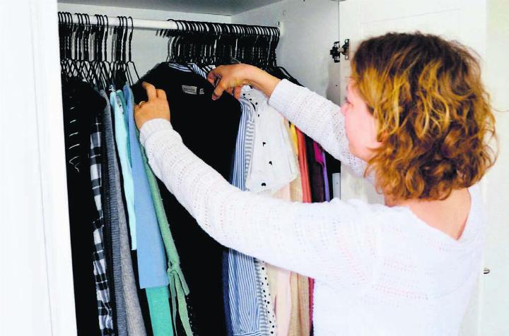 Ein Blick in einen Schrank kann oft einen ersten Eindruck vermitteln: Ramona Lackner kann als Ordnungscoach ihr Organisationstalent mit der Leidenschaft fürs Ausmisten verbinden. Bilder: pd Ein Blick in einen Schrank kann oft einen ersten Eindruck vermitteln: Ramona Lackner kann als Ordnungscoach ihr Organisationstalent mit der Leidenschaft fürs Ausmisten verbinden. Bilder: pd