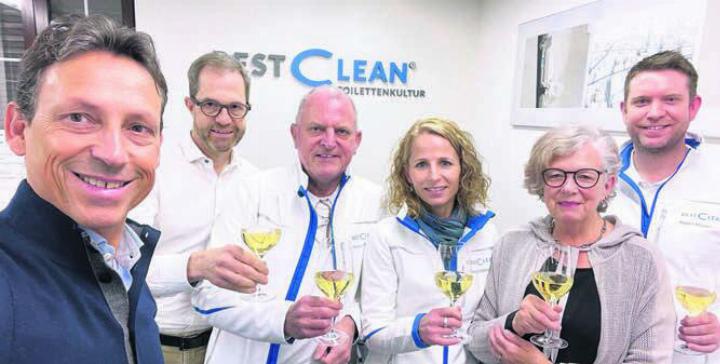 Über die neue Lösung erfreut: (v. l.) Urs Aschwanden (CEO), Gabriel Lüthy (CFO), beide ITS; Priskus A. Theiler, Margrit Meier, Erika Theiler, Roger Mäder von Restclean. Bild: zg