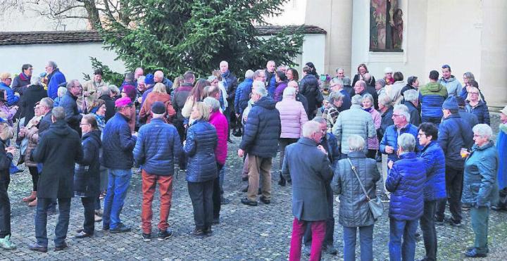 Prost Neujahr. Vor der Klosterkirche wird gemeinsam auf 2023 angestossen. Bilder: Susanne Schild