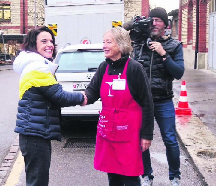 Brigitta Hubeli, Leiterin «Tischlein deck dich» Wohlen, (rechts) begrüsst die völlig ahnungslose Mona Vetsch. Bilder: Susanne Schild