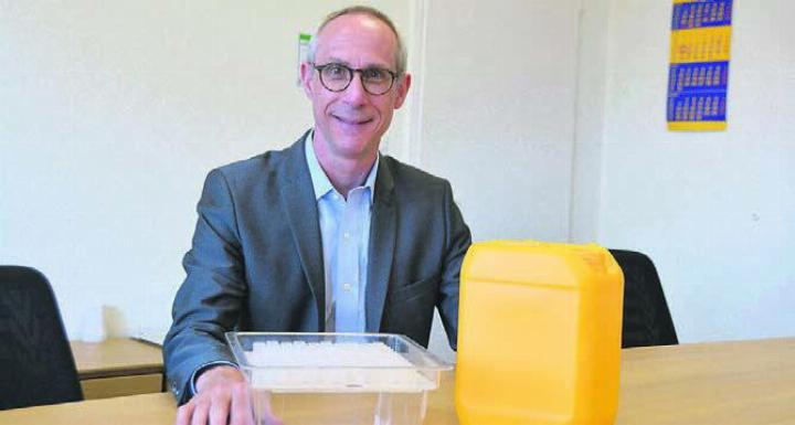 Aus dem gleichen Kunststoffgranulat stellt die Fischer Söhne AG verschiedene Produkte her. Geschäftsführer Iwan Tresch ist stolz auf die Geschichte. Bild: ake