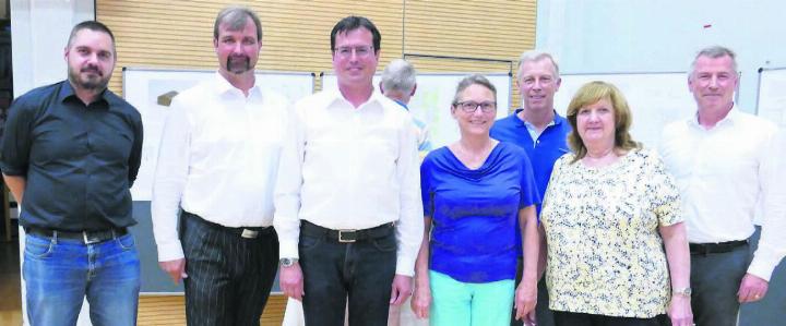 Nun kann die konkrete Planung angegangen werden: Marco Widmer (Gemeindeschreiber), der Gemeinderat mit Roland Geier, Alain Maître (Ammann), Barbara Weber, Christian Canis und Vivienne Graf (von links) und Architekt Kuno Schumacher. Bild: tre