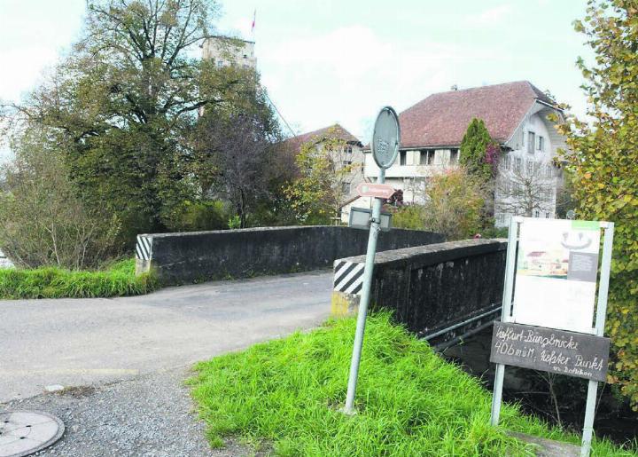 Die Bünzbrücke in der Tieffurt ist in die Jahre gekommen und muss ersetzt werden. Die vom Gemeinderat vorgeschlagene Variante mit einer Lösung nur für Radfahrer und Fussgänger wurde jetzt aber abgelehnt. Bild: Archiv