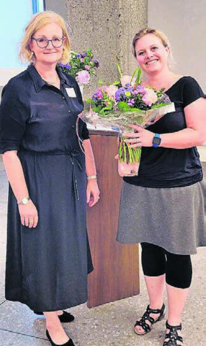Stiftungsratspräsidentin Sabina Rüttimann (links) gratuliert Nadja Koch zur Wahl in den Stiftungsrat des Spitals Muri. Bild: zg