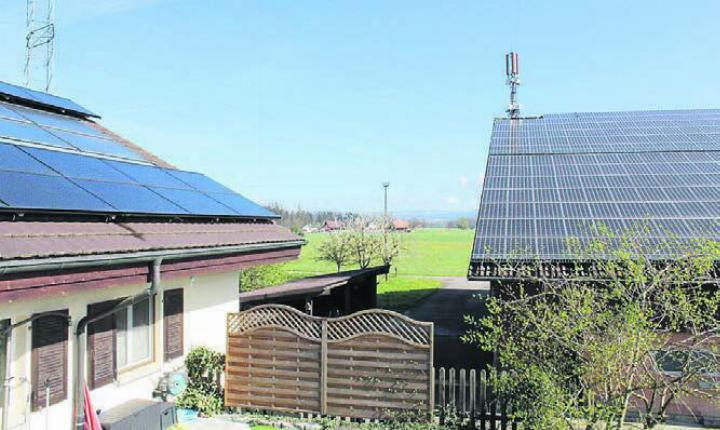Kleine PV-Anlage, solarthermische Anlage und grosse PV-Anlage auf dem Bucherhof in Mühlau. Bild: zg
