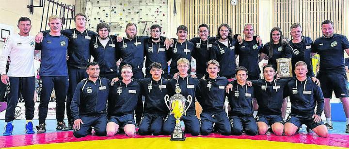 Gelungener erster Mannschaftseinsatz der Freiämter Ringer unter Michael Bucher (ganz links): Sieg am Swiss Cup in Einsiedeln mit einem gemischten Team aus Routiniers und Nachwuchsathleten. Bilder: zg