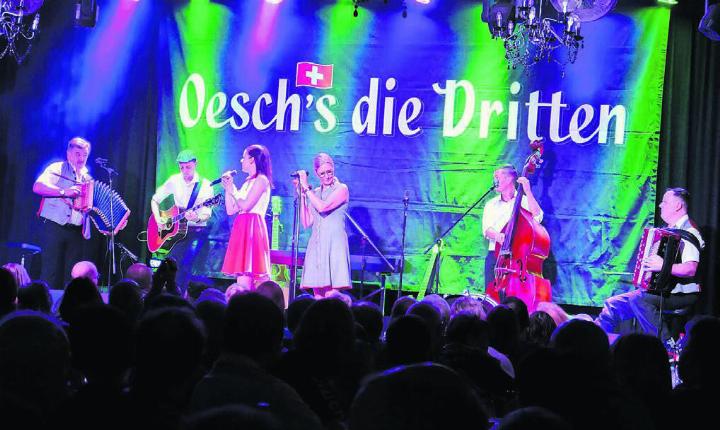 Oesch’s die Dritten heizen dem Publikum in Boswil mit ihrem unverwechselbaren Sound ein. Bilder: Richard Gähwiler