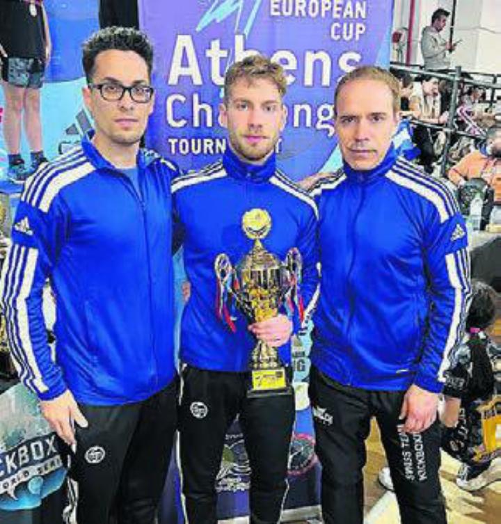 Roy Cipriano (Mitte) mit seinem Pokal neben Danylo Mancari (links) und Vater Rocco Cipriano. Bild: zg