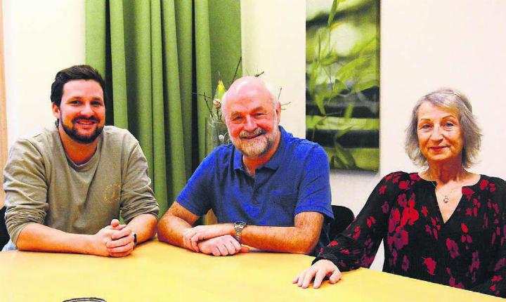 Erfahrungsaustausch: Schulsozialarbeiter Dominic Bieri, Daniel Baumgartner und Christina Wirtenberger (von links). Bild: Celeste Blanc