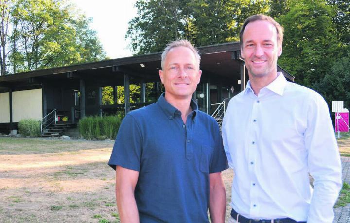Präsident Frank Briedé (links) und Vizepräsident Ronnie Stutz müssen für den Neubau des Clubhauses und eines 4. Tennisplatzes nochmals über die Bücher. Bild: Archiv / Roger Wetli