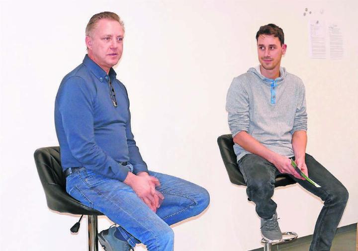 Mario Roost von der «Aktion Häggligrüen» (rechts) befragte Markus Tonner, Geschäftsleiter von InnoRecycling. Bild: tre