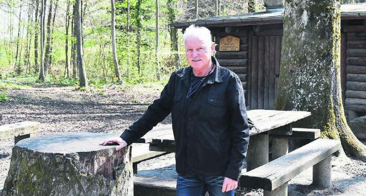 Stephan Gürber bei der Waldhütte Fröschenteich. Sie ist zusammen mit dem Waldhaus Chüestellihau ein Fixpunkt des Open-Air-Geländes, auf dem nun das «Argovia Fäscht» im Juni steigen wird. Bild: Archiv/dm