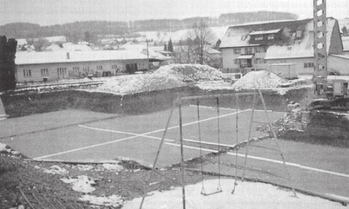 An dieser zentralen Lage beim ehemaligen Restaurant Adler in Sarmenstorf werden bis Anfang 1999 neue Eigentumswohnungen bezugsbereit sein. Bild: Archiv