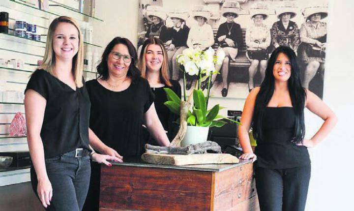 Ein aufgestelltes Team, das sich ständig weiterbildet, empfängt die Kundschaft im leicht renovierten Salon, von links: Joelle Müller, Luzia Berger, Lea Hilfiker und Fleta Dinaj. Bild: zg