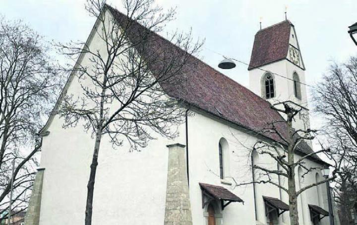 Mitunter wird auf der Wanderung die Kirche Lenzburg inspiziert. Bild: zg
