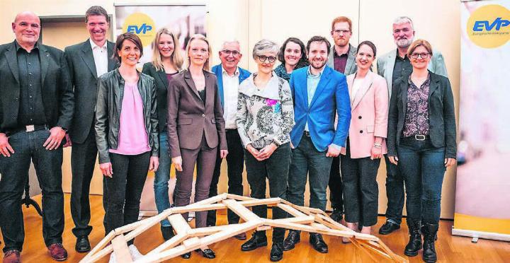 Die Kandidaten der EVP mit Spitzenkandidatin Lilian Studer (5. von links) bauten an der Nominationsversammlung gemeinsam eine Brücke und hoffen im Herbst auf ein kleines Wunder. Bild: zg