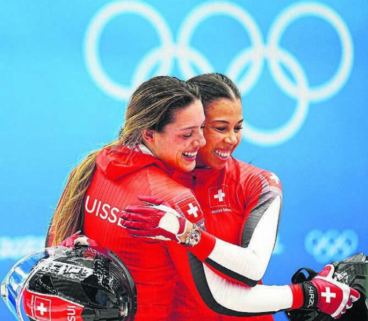 Die Berikerin Melanie Hasler (rechts) herzt ihre Anschieberin Nadja Pasternack an den Olympischen Spielen in Peking. Hasler startet im Zweierbob (6. Rang) und Monobob (7.).