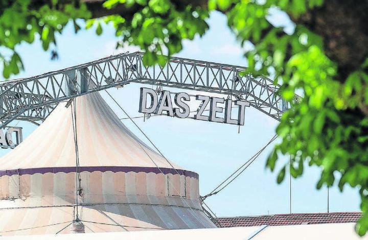 «Das Zelt» kam im vergangenen Jahr erstmals nach Wohlen. Nun bringt das Tourneetheater im Juni wieder viel Spektakel auf das Merkur-Areal. Bild: pd