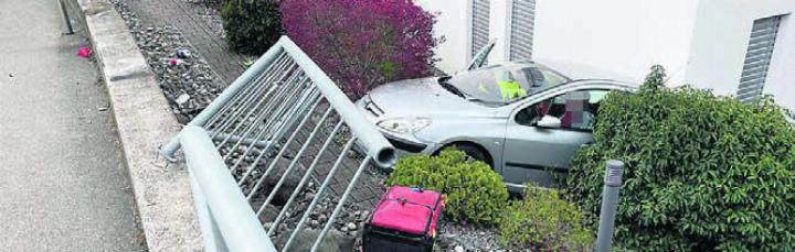 Beim Unfall entstand beim Auto Totalschaden und beim Gebäude sowie am Geländer beträchtlicher Schaden. Bild: pz
