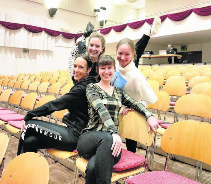 Durch die gemeinsamen Ballettauftritte bei der Inszenierung der «Fledermaus» in Bremgarten zu einem verschworenen Tanzteam zusammengewachsen: Ladina Knoblauch, Nathalia Gnos, Marilena Fischer und Flavia Poli (von links) in den Zuschauerrängen des Casinos. Es fehlen: Emilie Hafner, Marlene Kämpf und Chiara Walliser. Bilder: Marco Huwyler, zg