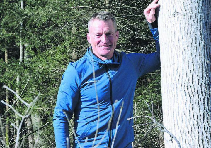 Urs Huber und sein erster gesetzter Baum. «Man schaut zu ihnen und verfolgt ihr Wachstum. Sie können einem nur ans Herz wachsen.» Bild: Celeste Blanc
