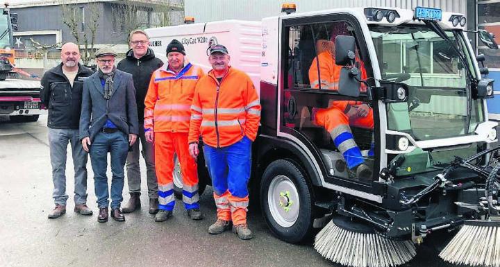 Fahrzeugübergabe (v. l.): Silvio Gmür, Bucher Municipal; Stefan Leuenberger, Bereichsleiter Planung, Bau und Umwelt; Arsène Perroud, Gemeindeammann; Marcel Meier, Urs Mäder, Albert Locher, alles Mitarbeitende Werkhof Gemeinde Wohlen. Bild: gk