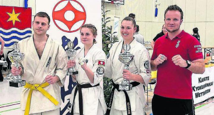 Die Mitglieder des Karate Clubs Anglikon an der Schweizer Meisterschaft (von links): David Wyss, Simena Moos, Angela Felber und Coach Roland Müller. Bild: zg