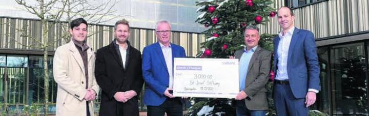 Bildlegende v. l.: Lenny Weber, Valiant, Alex Müller, Valiant, Peter Annen, Bereichsleiter Administration, Thomas Bopp, Stiftungsleiter, Martin Schertenleib, Valiant, bei der Übergabe. Bild: zg