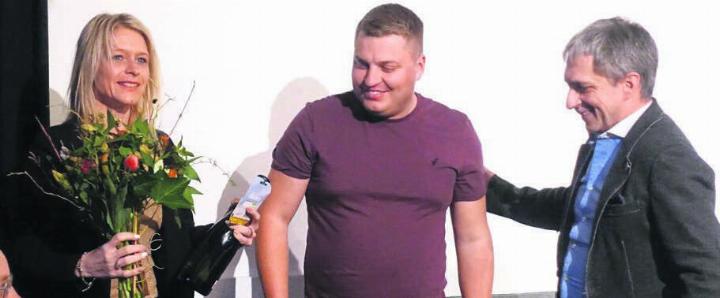 Nicole Müller-Boder freut sich sehr über die lobenden und anerkennenden Worte ihrer Vorstandskollegen Alain Bütler und Daniel Urech (von links). Bilder: Susanne Schild
