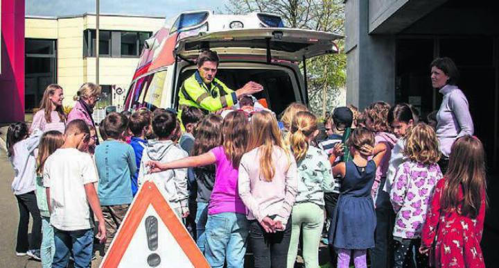 Am spannenden Erste-Hilfe-Morgen durften die Schülerinnen und Schüler auch den Beruf des Rettungssanitäters kennenlernen. Bild: zg