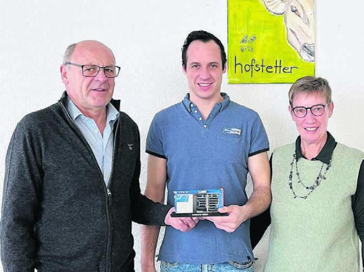 Ruedi (links) und Irene Hofstetter (rechts) freuen sich, dass ihr Sohn Elias das Familienunternehmen in die Zukunft führen wird. Bild: zg