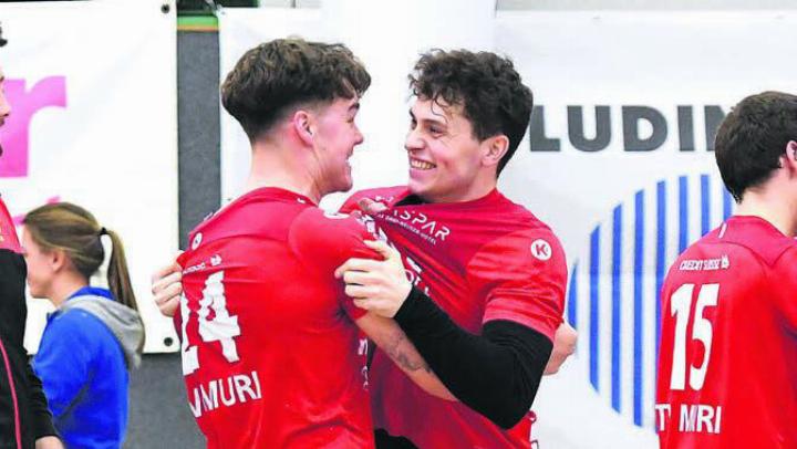 Noel Angehrn (links) und Severin von Matt bejubeln Muris Sieg. Bild: tvm