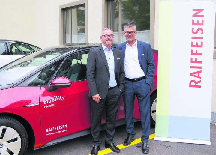 Marc Jordan, Vorsitzender der Bankleitung, (links) und Christoph Stocker, Leiter Geschäftsstelle Sins, beim Mobility-Standort hinter der Geschäftsstelle Sins. Bild: zg