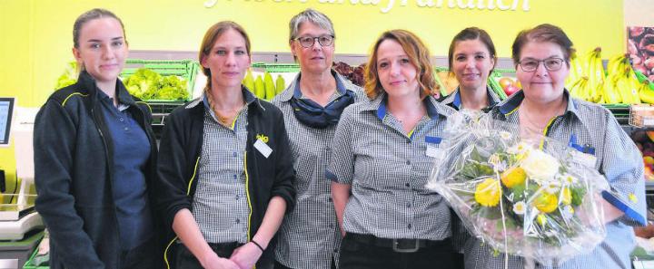 Das Bünzer Volg-Team um Filialleiterin Ursula Wyss (rechts) freut sich, die Kundschaft nun im erneuerten Laden zu begrüssen. Bilder: Annemarie Keusch