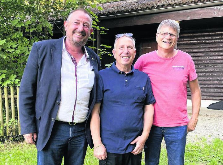 Allen Grund zum Strahlen (von links): Gemeinderat Ruedi Schmid, der neue Ortsbürger Vincenzo Matrascia und Stephan Nauer, der Präsident der Ortsbürgerkommission. Bild: sp