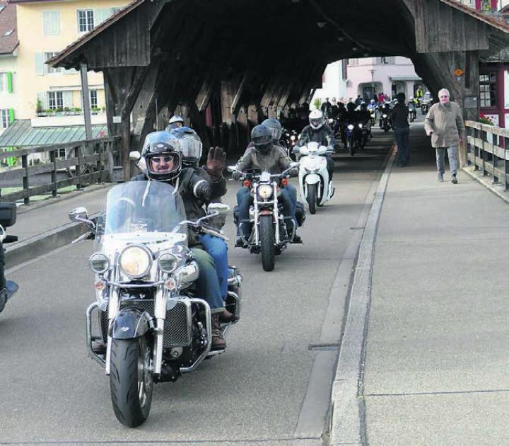 Rund 200 Motorräder ratterten am Samstag über die Bremgarter Holzbrücke.