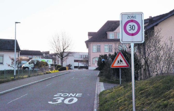 Verkehrsverlangsamung bedeutet Sicherheit: Auch auf den Strassen rund um die Schule herrscht Tempo 30. Bild: Celeste Blanc