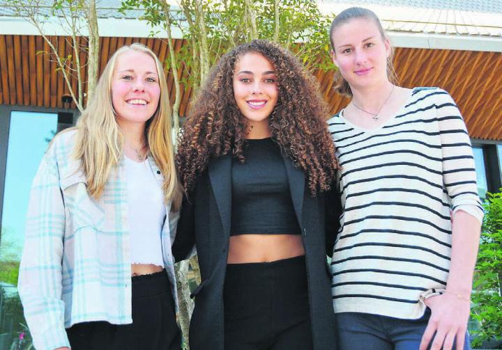 Michelle Stierli (links) kann für den FC Aarau im Duell gegen Alayah Pilgrim (Mitte), Julia Stierli und den FC Zürich zwar nicht mitwirken, hat aber mitgeholfen das Spiel der Women
